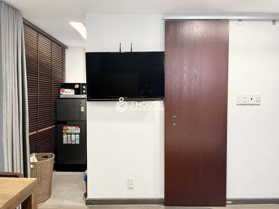 Affordable fully furnished apartment on Hai Ba Trung Street, District 3, HCMC-4