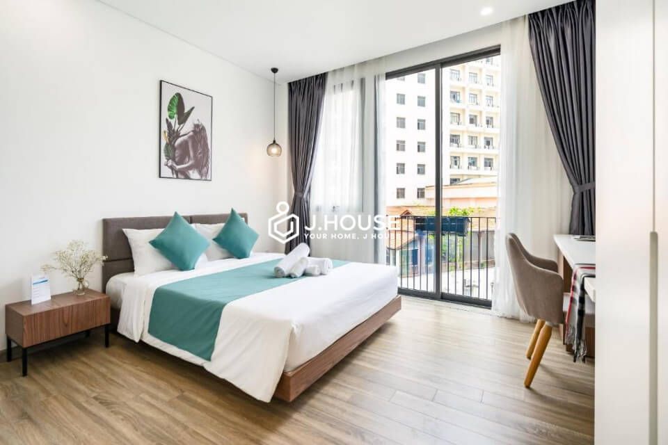 Deluxe studio serviced apartment with window in District 1