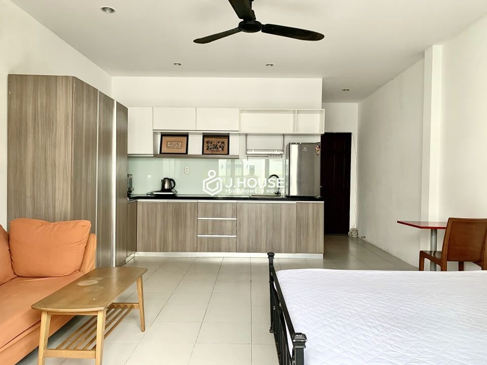 Bright apartment with balcony in Thao Dien, District 2, HCMC-2