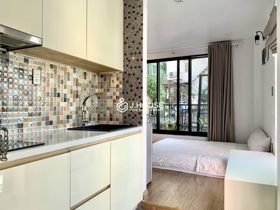 Bright studio serviced apartment on Bui Thi Xuan Street, District 1