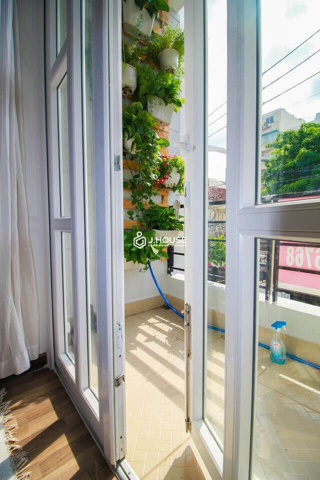 Bright apartment with balcony in Thao Dien, District 2, HCMC-5