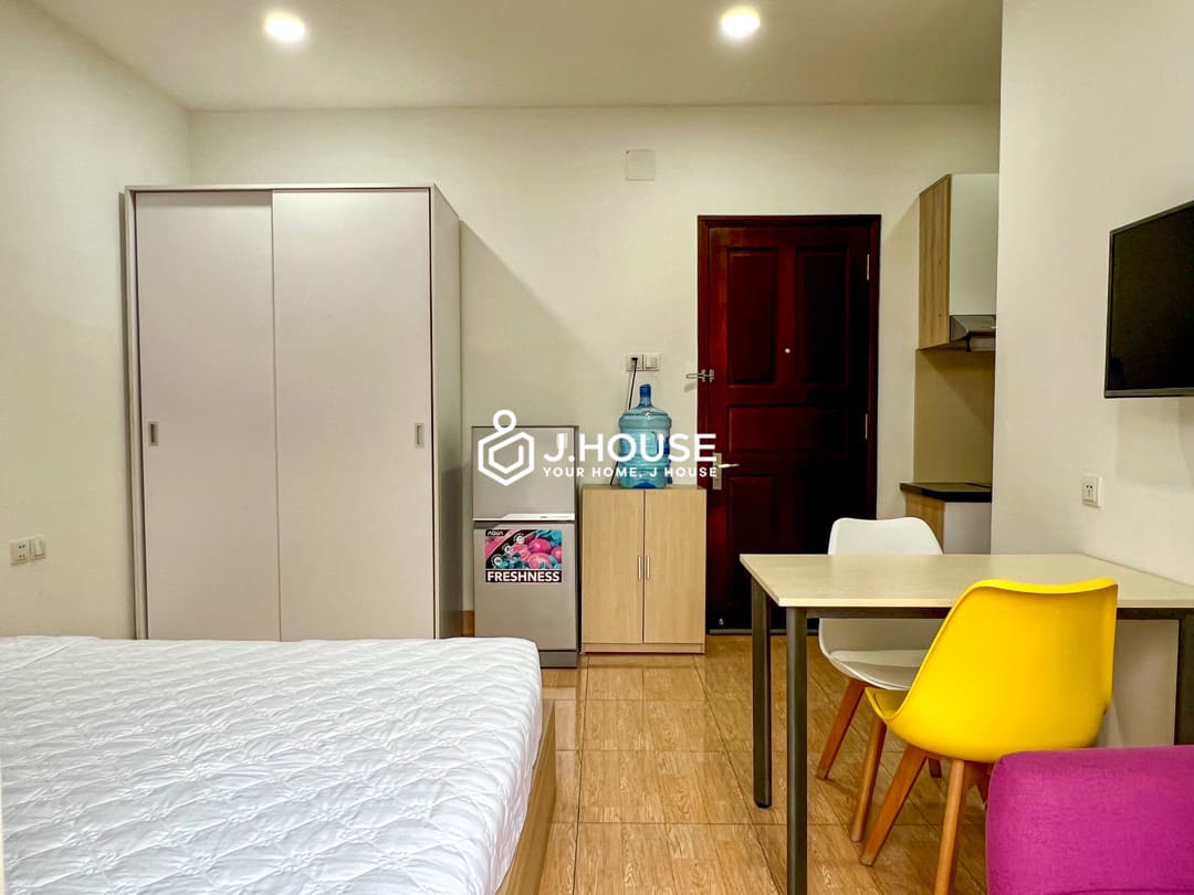 Studio apartment with long balcony at Cactus Building, District 1