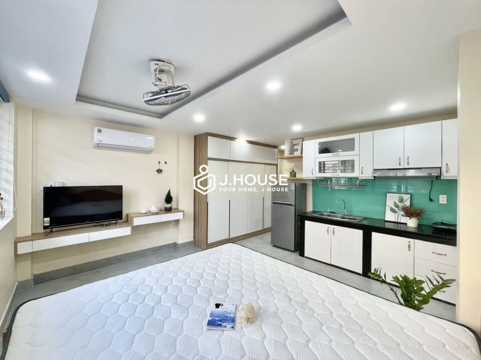 For lease bright studio apartment near the airport Tan Binh Dist.