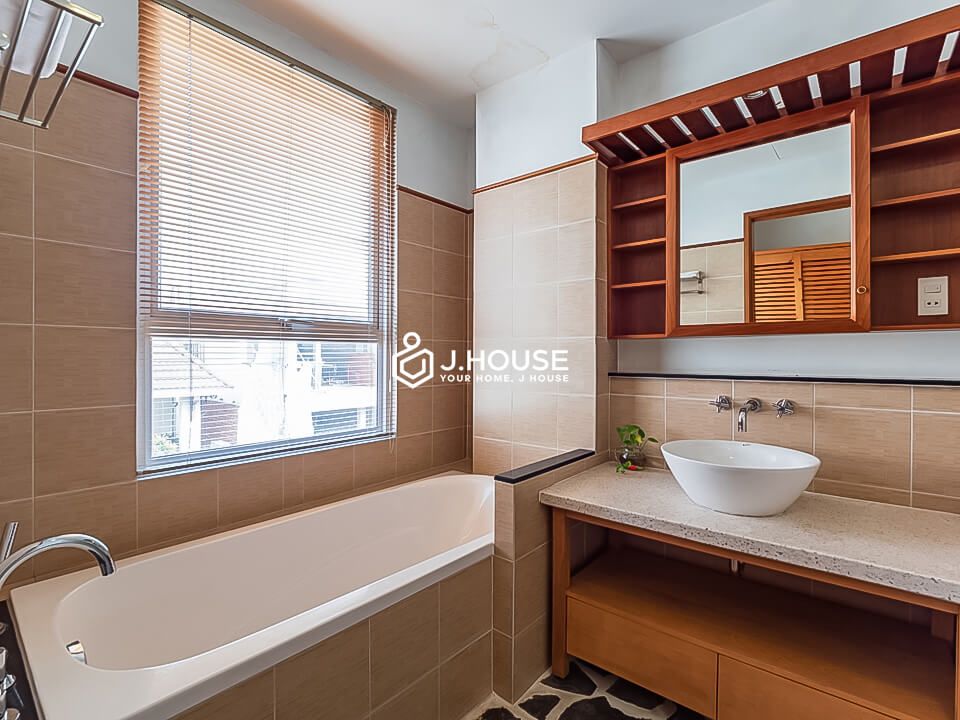 Japanese-style apartment with bathtub near Hoang Van Thu park