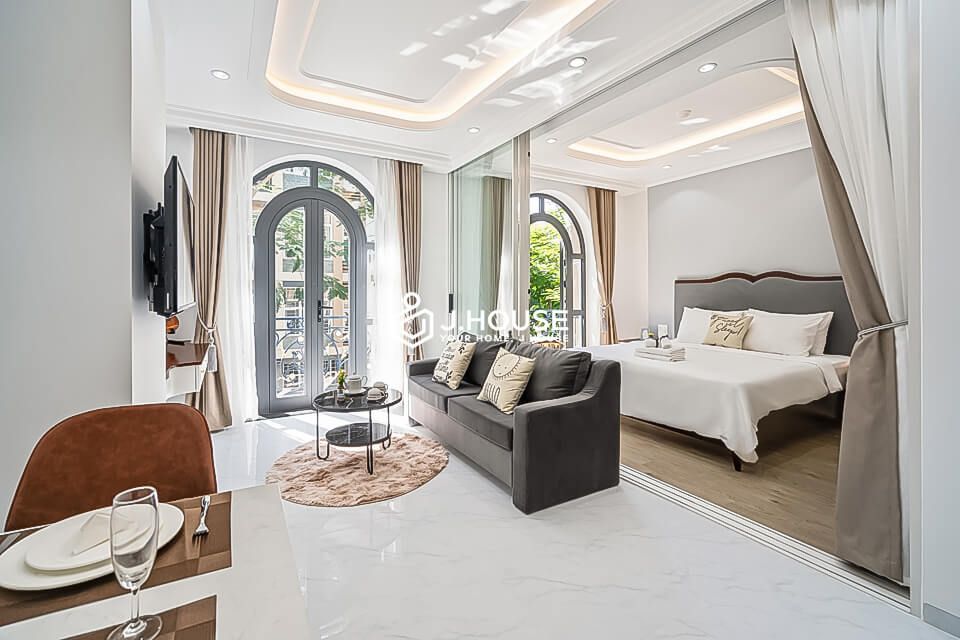 Luxurious white bedroom near Vivo City