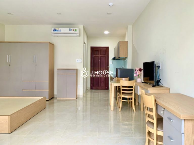 Fully furnished serviced apartment near airport and big park in Tan Binh District