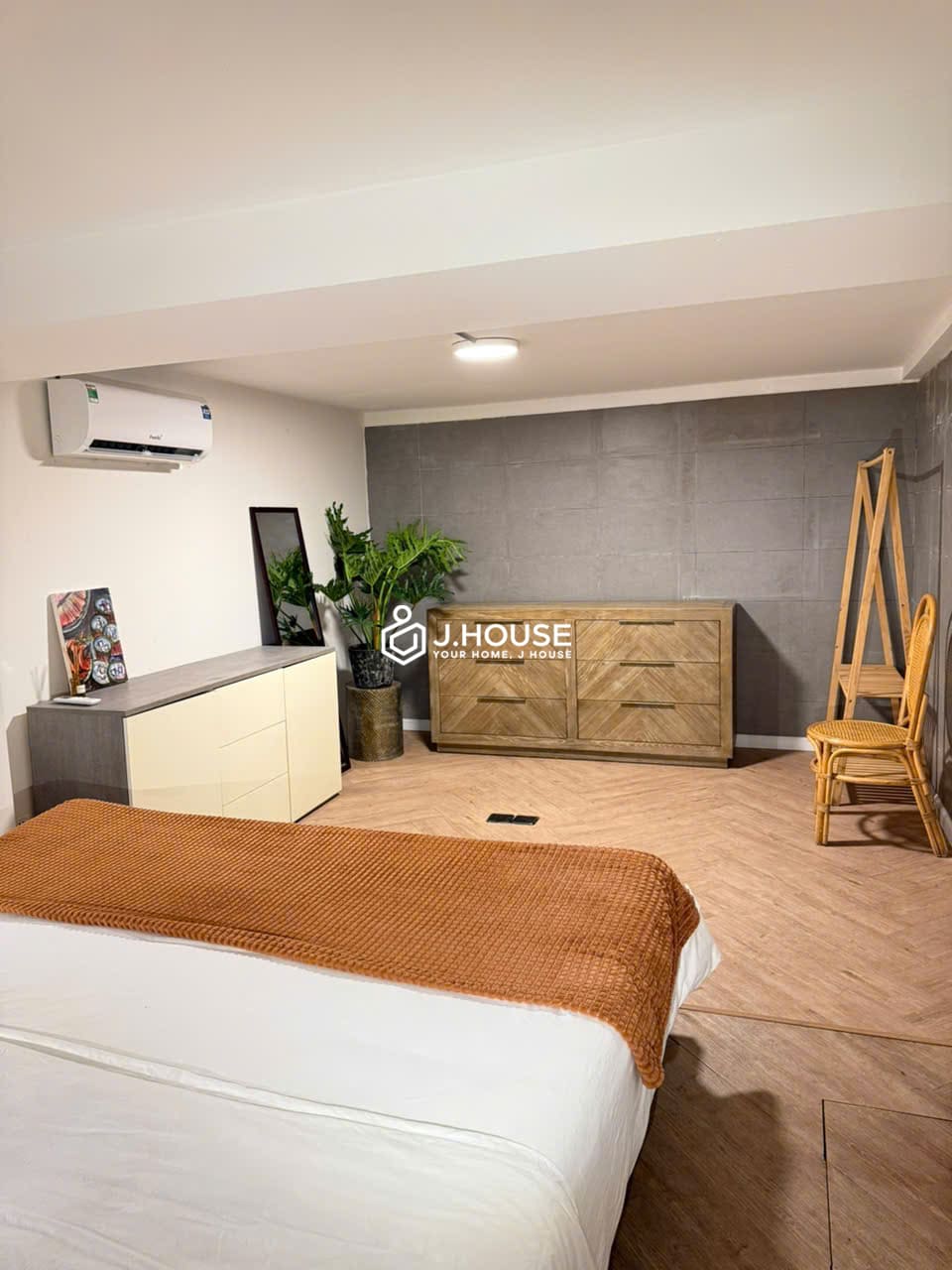 Basement apartment for rent in Phu Nhuan District