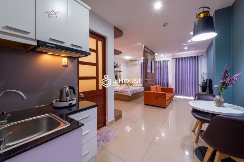 Bright serviced apartment on Nguyen Thi Minh Khai street, District 1, apartment in District 1-0