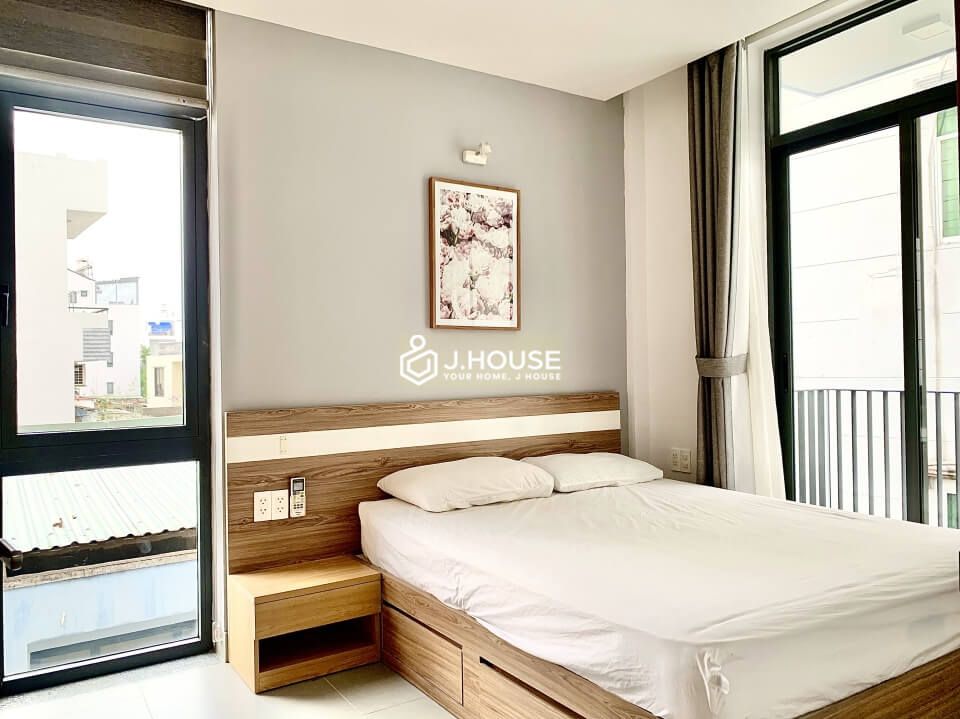 Spacious apartment with balcony next to the canal in Binh Thanh District, HCMC-9