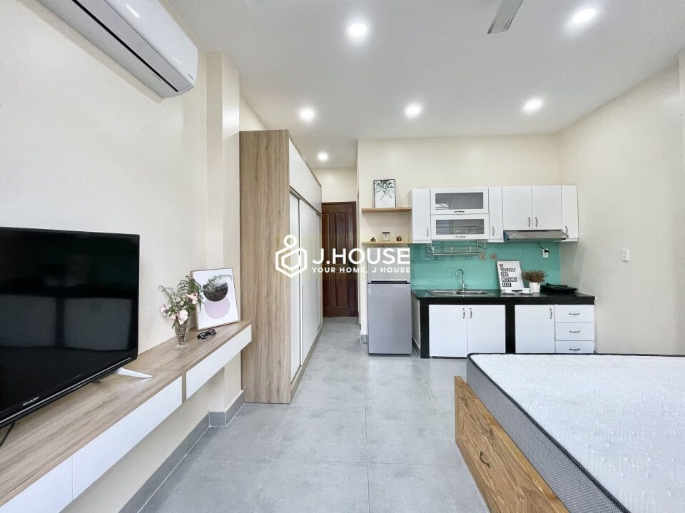 Studio apartment with balcony in tan binh district2