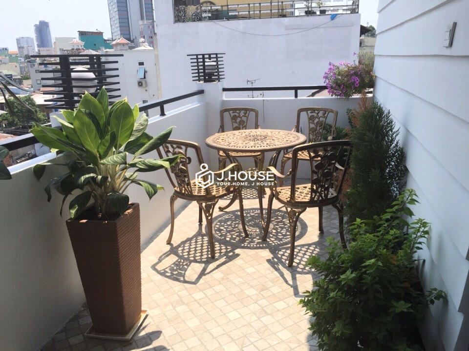 Apartment for rent with big balcony in Nguyen Trai street, District 1, HCMC-6