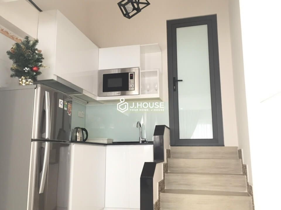 Apartment for rent with big balcony in Nguyen Trai street, District 1, HCMC-8
