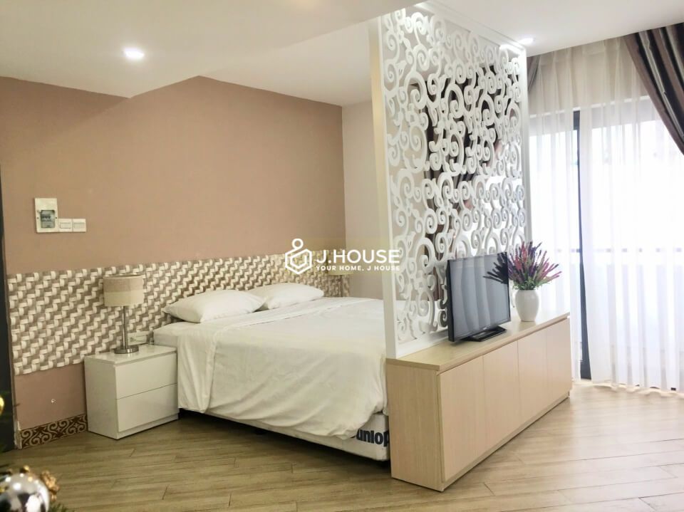 Bright studio serviced apartment for rent in District 1, HCMC