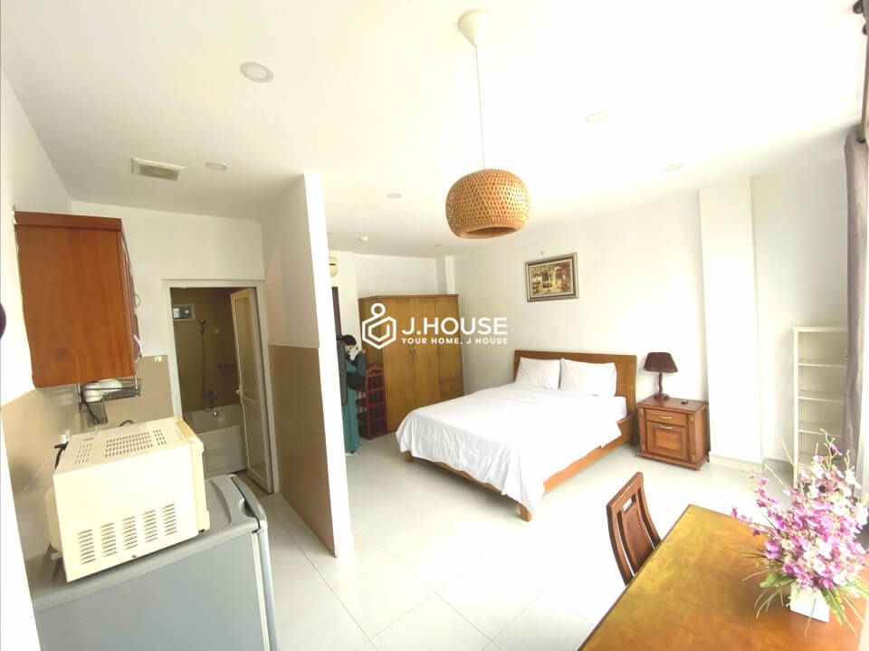 Bright serviced apartment for rent on Pham Viet Chanh Street