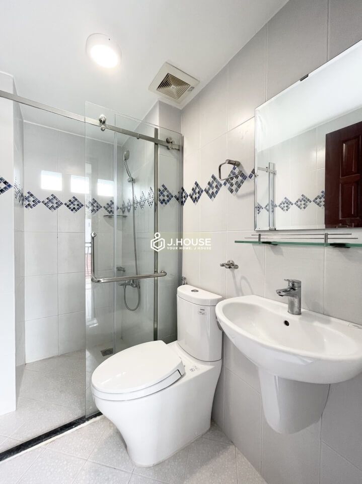 Bright apartment for rent on Ly Tu Trong Street, District 1, HCMC-10
