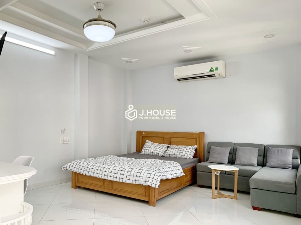 Bright apartment for rent on Ly Tu Trong Street, District 1, HCMC-2