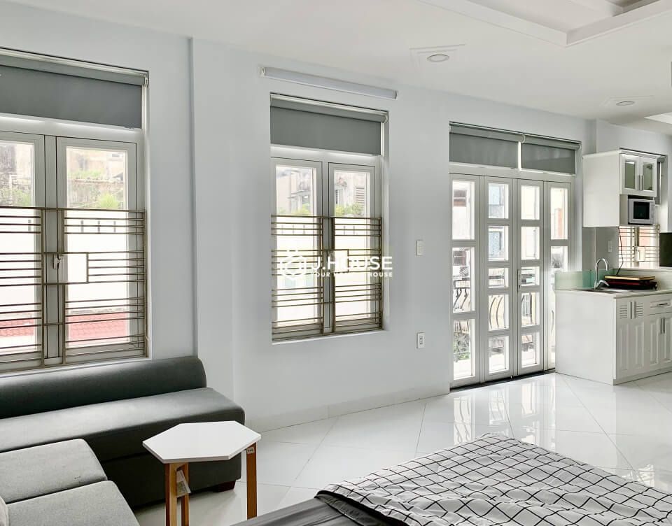 Bright apartment for rent on Ly Tu Trong Street, District 1, HCMC-4