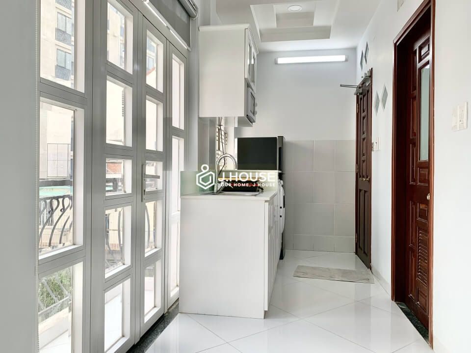 Bright apartment for rent on Ly Tu Trong Street, District 1, HCMC-7