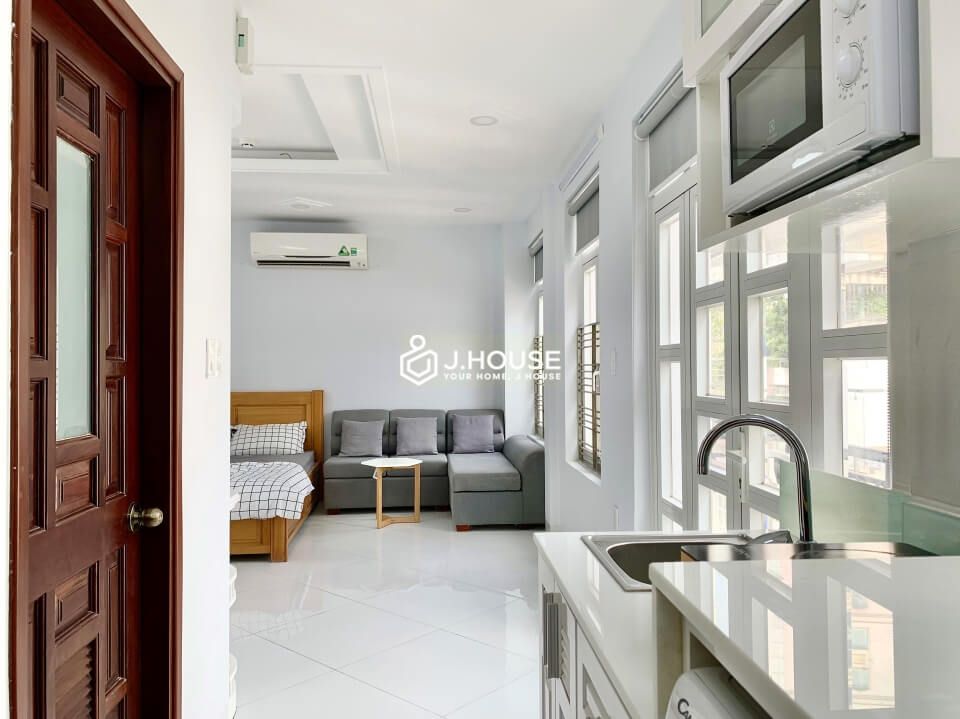 Bright apartment for rent on Ly Tu Trong Street, District 1, HCMC-9