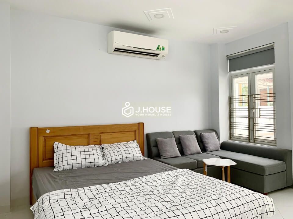 Bright apartment for rent on Ly Tu Trong Street, District 1, HCMC