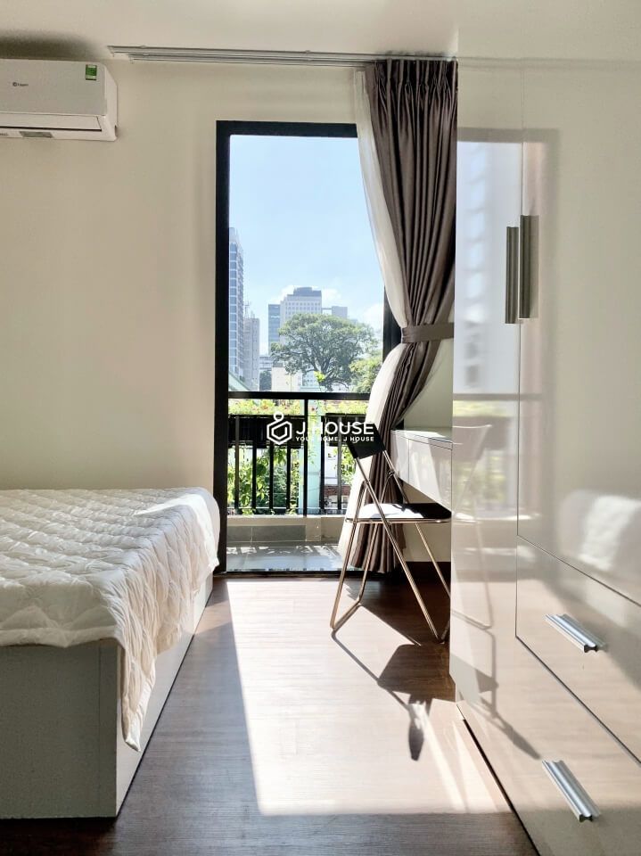 Bright apartment with balcony in District 3, HCMC-2