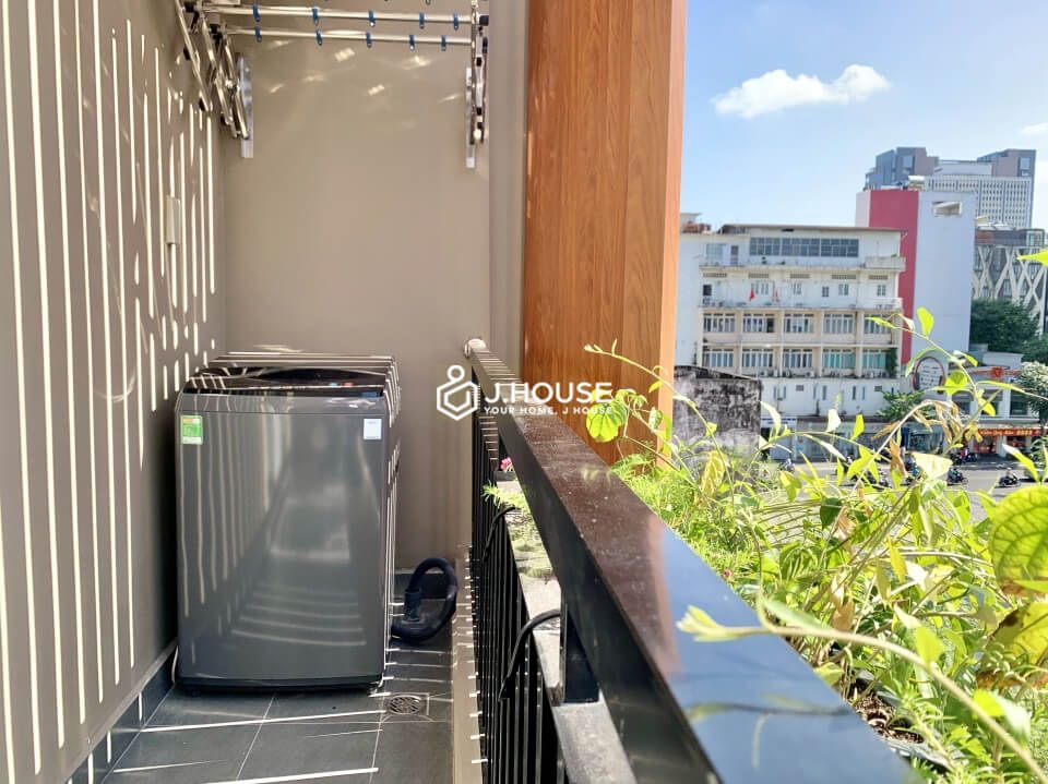 Bright apartment with balcony in District 3, HCMC-3
