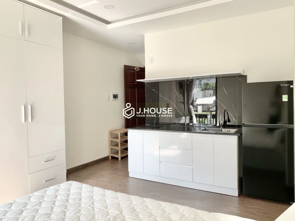 Bright apartment with balcony in District 3, HCMC-6