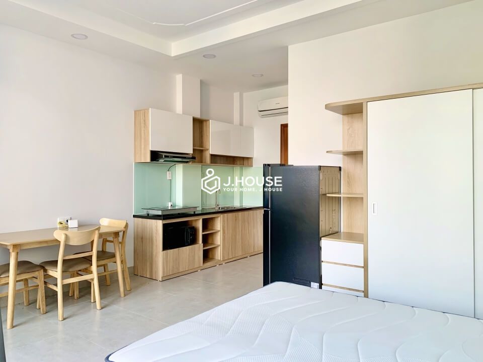 Fully furnished modern apartment near the airport in Tan Binh District