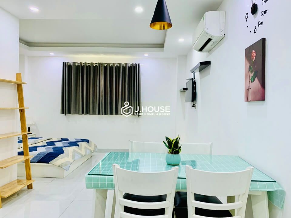 Fully furnished apartment in District 1, apartment near the canal in Ho Chi Minh City-0