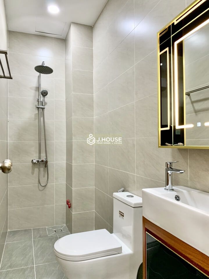 Modern and comfortable serviced apartment near the airport in Tan Binh District-10