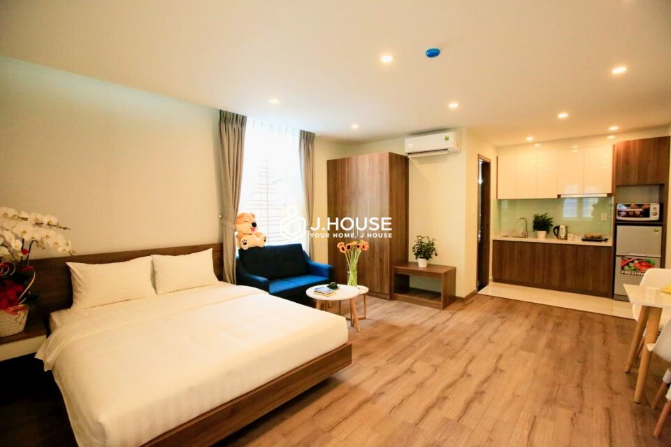 Bright serviced apartment near Independence Palace in District 3, HCMC-1