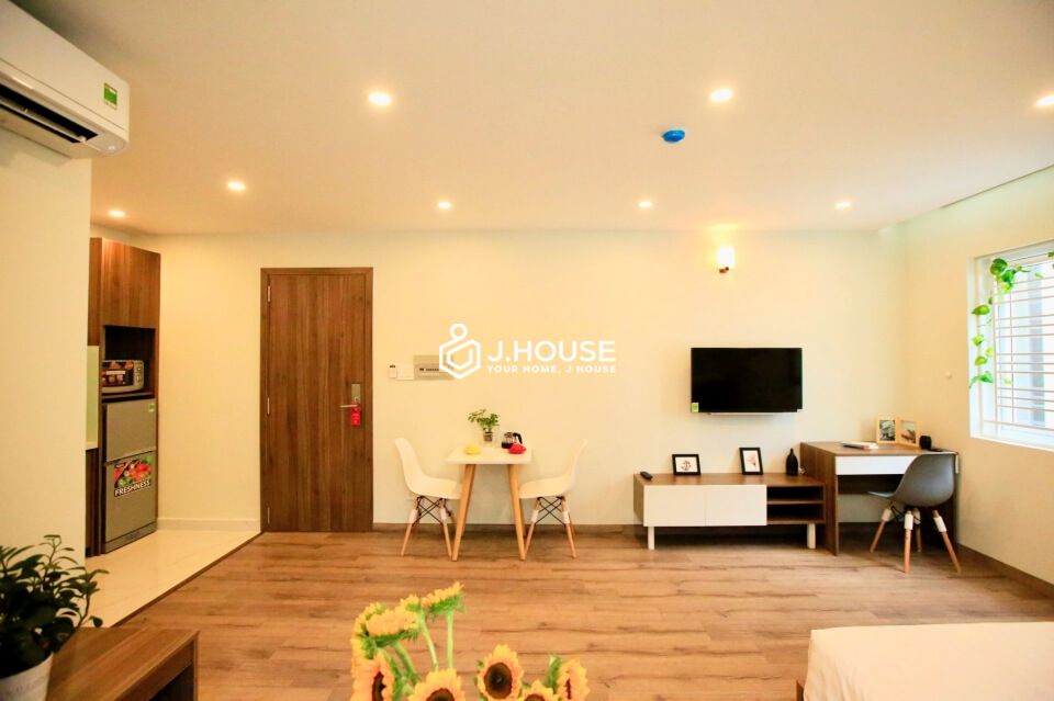 Bright serviced apartment near Independence Palace in District 3, HCMC-2