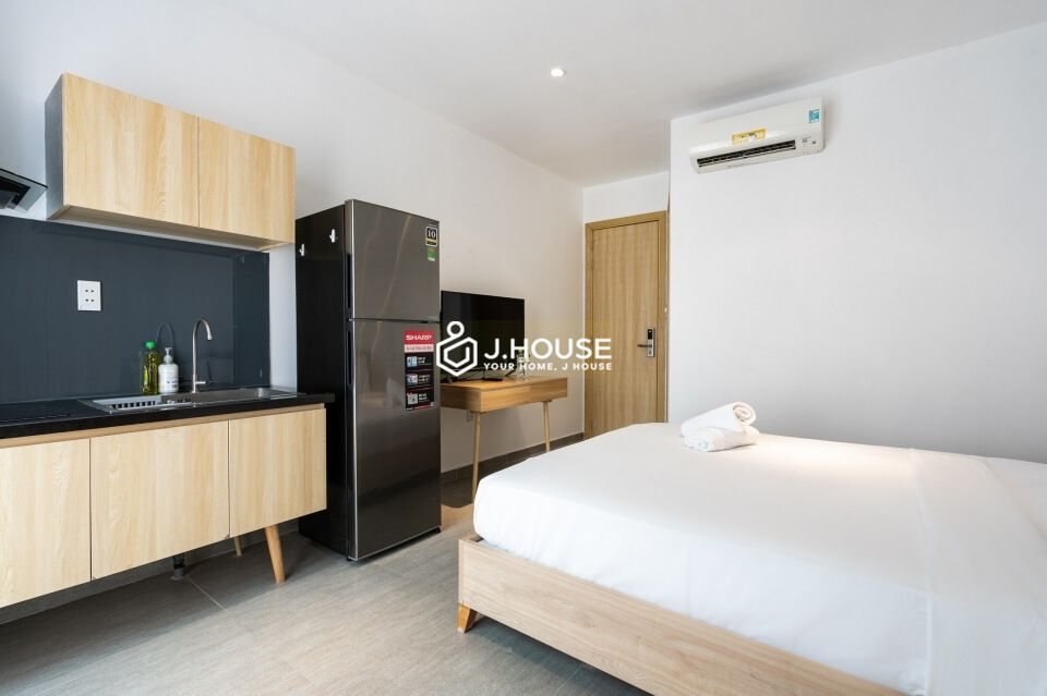 Serviced apartment with balcony on Le Van Sy street, Phu Nhuan district, HCMC-4