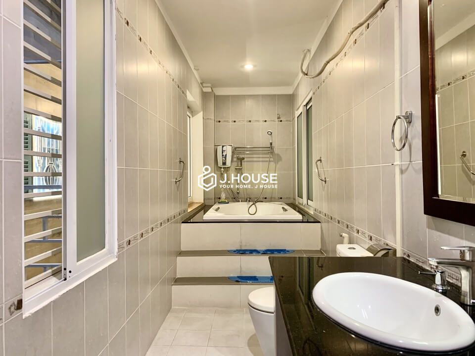 Spacious serviced apartment with bathtub in Binh Thanh District, HCMC-12