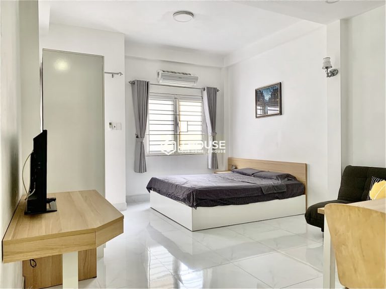 Serviced apartment with balcony on Nguyen Trai Street, District 1, HCMC