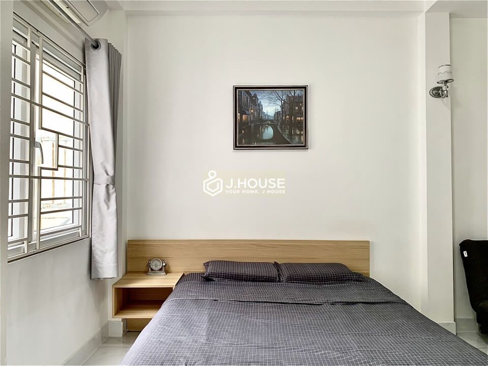 Serviced apartment with balcony on Nguyen Trai street, District 1, HCMC-3