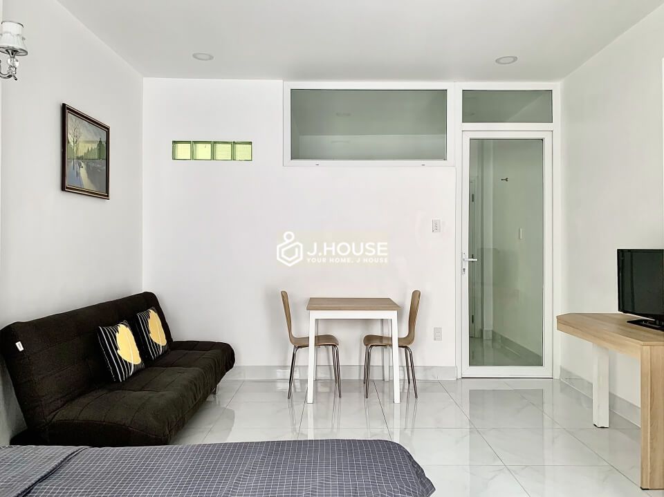 Serviced apartment with balcony on Nguyen Trai street, District 1, HCMC-5