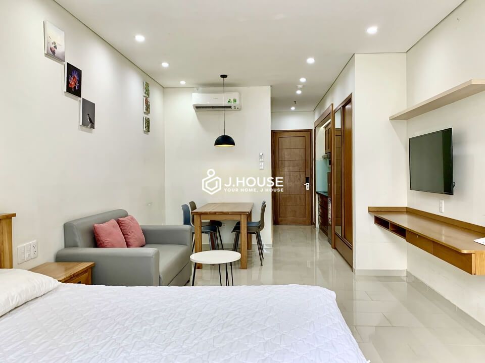 Serviced apartment with balcony on Tran Dinh Xu street, District 1, HCMC-4