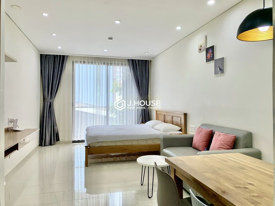 Serviced apartment with balcony on Tran Dinh Xu street, District 1, HCMC