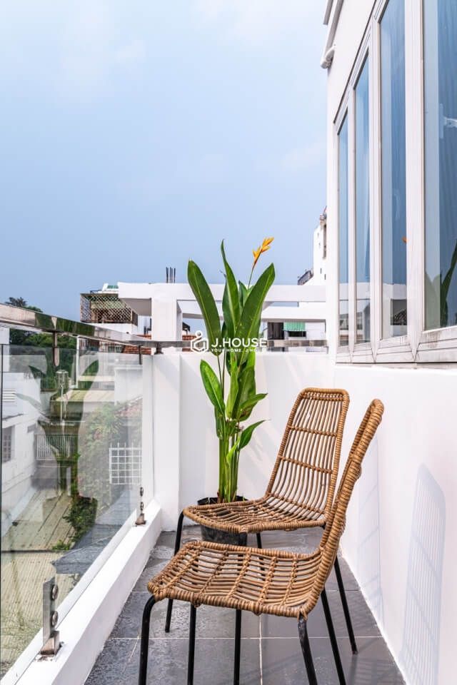 Fully furnished apartment with balcony on Pham Ngoc Thach Street, District 3, HCMC-4