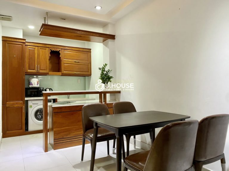 Spacious apartment with balcony on Nguyen Binh Khiem street, District 1, HCMC