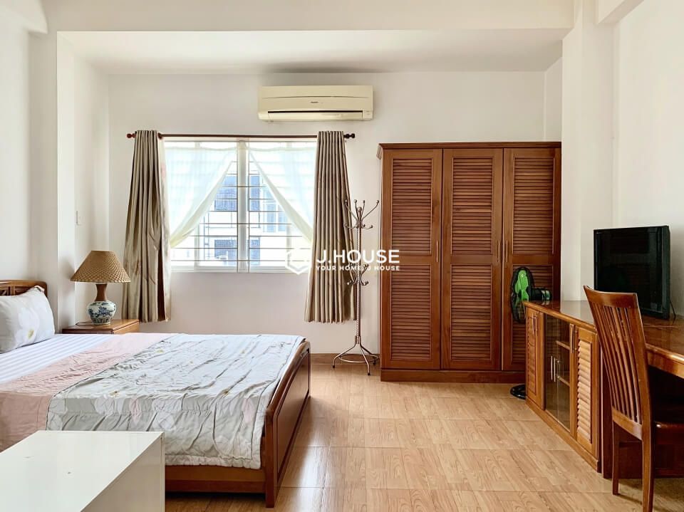Bright and fully furnished apartment on Nguyen Trai street, District 1, HCMC-0