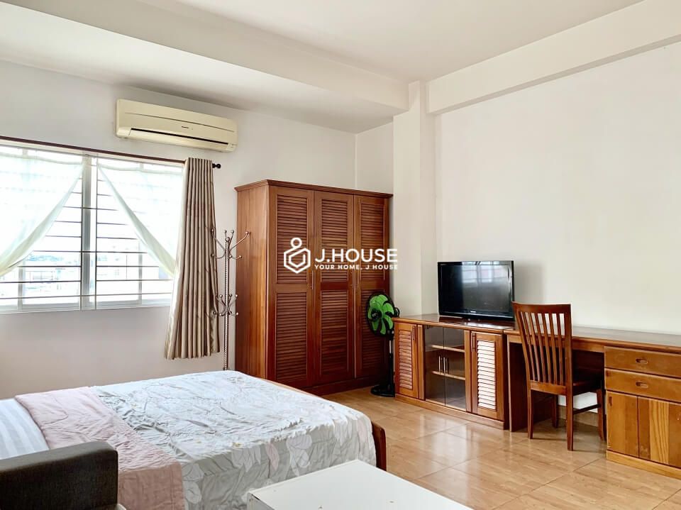 Bright and fully furnished apartment on Nguyen Trai street, District 1, HCMC-1
