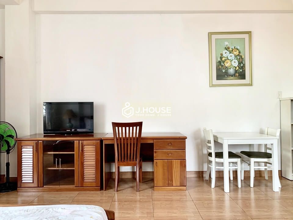 Bright and fully furnished apartment on Nguyen Trai street, District 1, HCMC-2