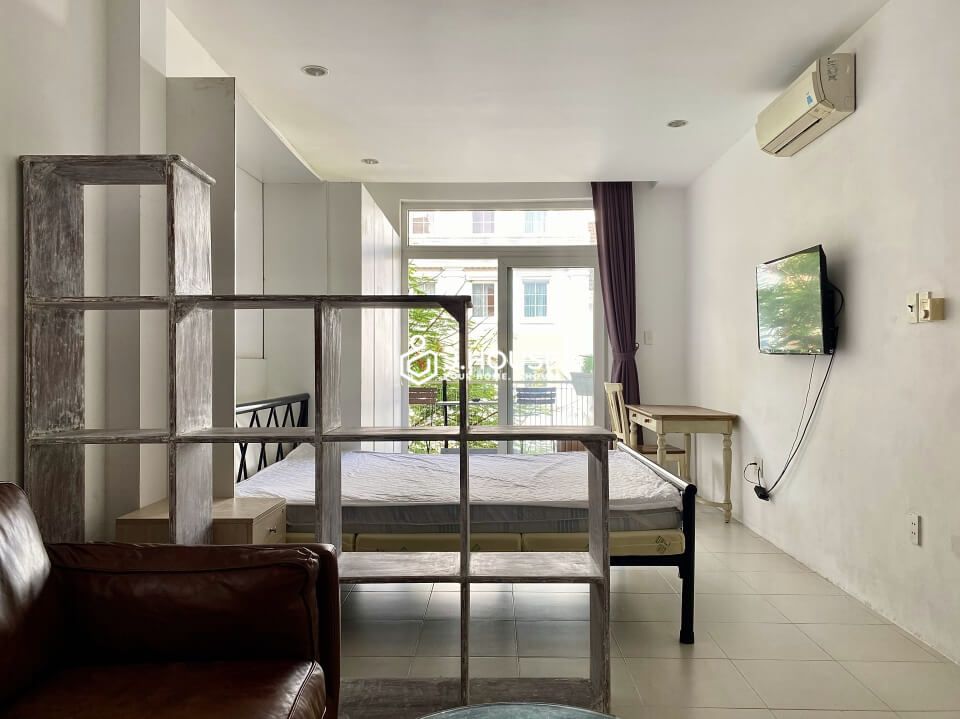 Bright serviced apartment with balcony in Thao Dien, District 2, HCMC-1