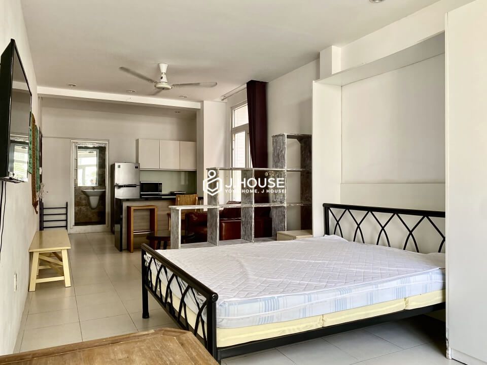 Bright serviced apartment with balcony in Thao Dien, District 2, HCMC-6