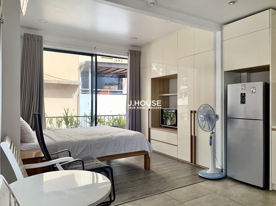 Bright serviced apartment on Bui Thi Xuan street, District 1, HCMC-1