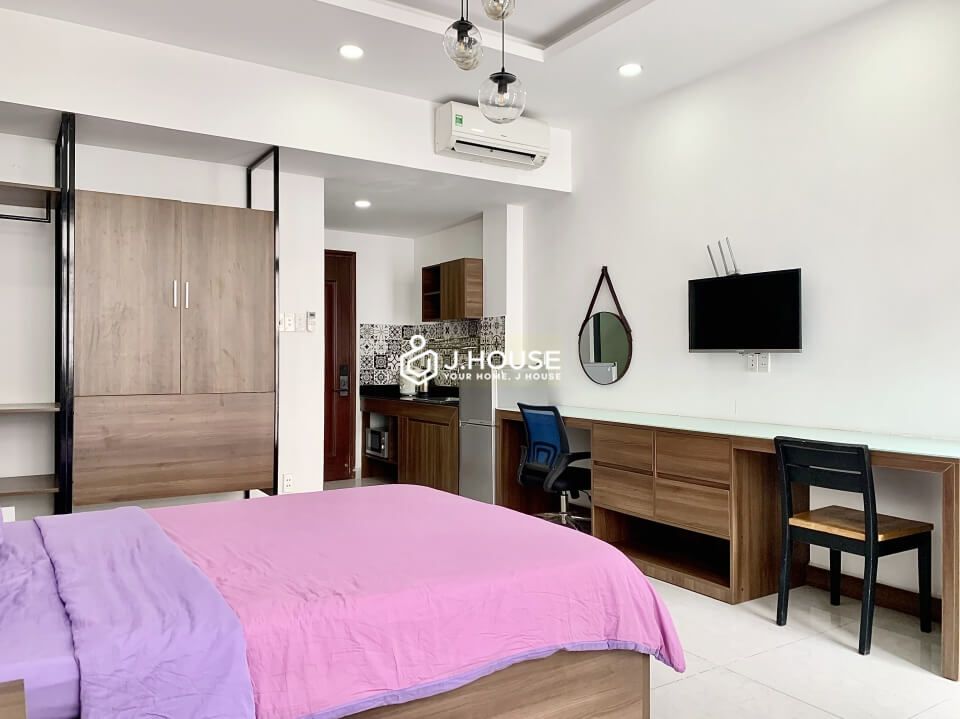 Bright serviced apartment on Hai Ba Trung street, District 3, HCMC-2