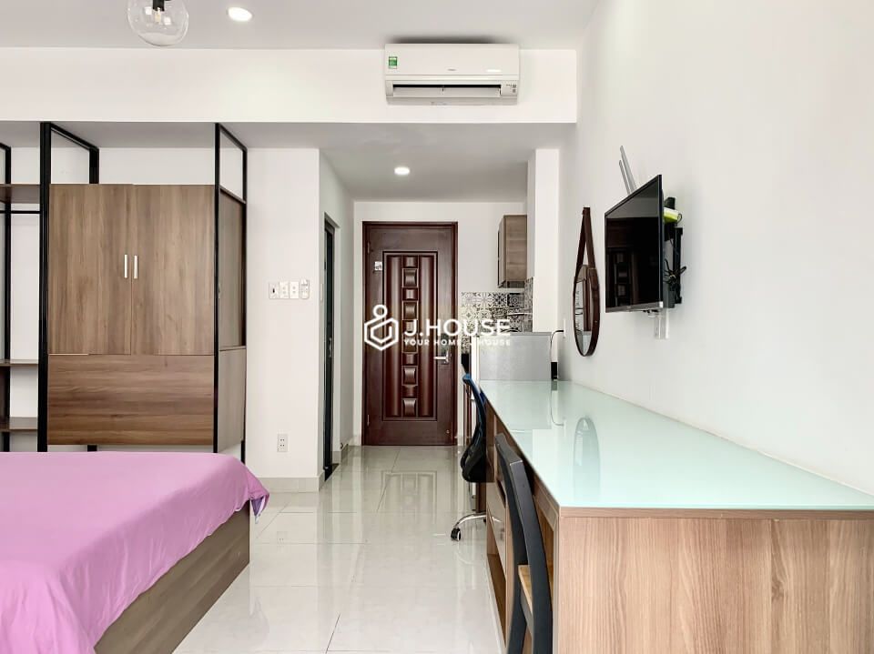 Bright serviced apartment on Hai Ba Trung street, District 3, HCMC-5