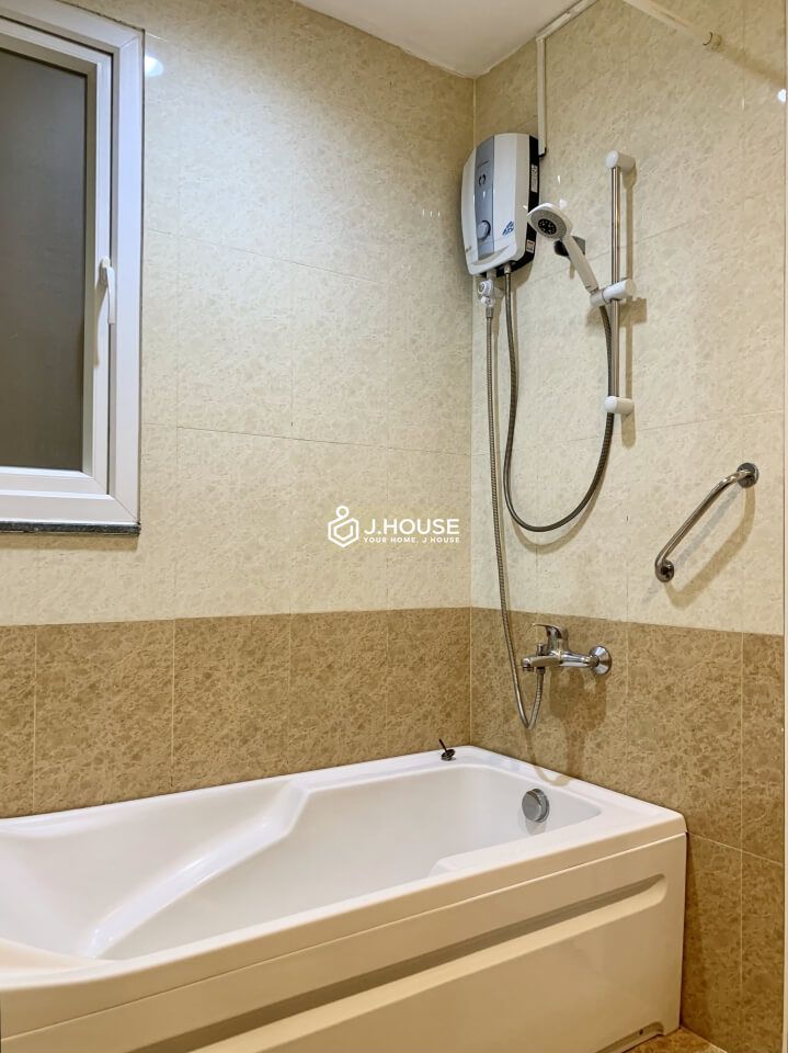 Spacious serviced apartment in Ben Thanh ward, District 1, HCMC-12